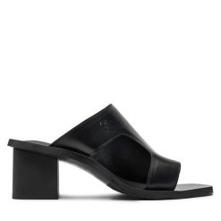 Klapki Calvin Klein Jeans. Czarne klapki damskie Calvin Klein Jeans, bez wzorów, z jeansu, bez obcasa, bez zapięcia. Za 419.99 zł.