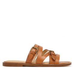 Klapki Guess. Brązowe klapki damskie Guess, z aplikacjami, bez obcasa, bez zapięcia. Za 549.99 zł.