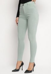 Zielone Dopasowane Jeansy z Bawełną i Wysokim Stanem Valrievia. Zielone jeansy damskie Born2be, z aplikacjami, z bawełny, eleganckie, z podwyższonym stanem. Za 59.99 zł.