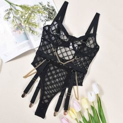 Body z koronką i elastycznymi paskami na romantyczny wieczór Petranka. Czarne body Intica, bez wzorów, z koronki. Za 149.00 zł.