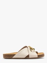 Kremowe klapki ze złotym łańcuchem. Brązowe klapki damskie Ryłko, bez wzorów, ze skóry, bez obcasa, na płaskiej podeszwie, bez zapięcia. W wyprzedaży za 249.99 zł.