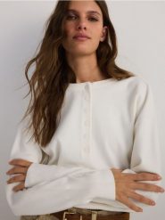 Sweter z guzikami - kremowy. Białe swetry nierozpinane damskie Reserved, l, bez wzorów, z dzianiny, bez kołnierzyka, bez ramiączek. W wyprzedaży za 69.99 zł.