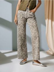 Jeansy wide leg w wężowy wzór - beżowy. Brązowe jeansy damskie Sinsay, bez wzorów, z jeansu. W wyprzedaży za 33.99 zł.