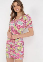 Fuksjowa Sukienka Thesica. Czerwone sukienki damskie Born2be, s, z aplikacjami, z tkaniny, bez kołnierzyka, bez ramiączek, mini, dopasowane. Za 29.99 zł.