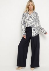 Granatowy Komplet Wiskozowy z Koszulą w Kwiaty i Szerokimi Spodniami Hanalore. Niebieskie koszule damskie Born2be, l, bez wzorów, z materiału, eleganckie, bez kołnierzyka, bez ramiączek. Za 129.99 zł.
