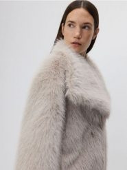 Krótki płaszcz ze sztucznego futerka - jasnoszary. Szare płaszcze damskie Reserved, l, bez wzorów, z bawełny, bez kołnierzyka, bez kaptura. W wyprzedaży za 259.99 zł.