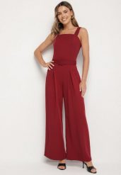 Bordowy Taliowany Kombinezon z Ozdobnym Paskiem i Klamrą Doloriela. Czerwone sukienki damskie Born2be, l, bez wzorów, eleganckie, bez kołnierzyka, bez ramiączek. Za 139.99 zł.