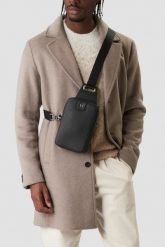 KARL LAGERFELD Czarna nerka z monogramem Sling Bag. Czarne saszetki i nerki męskie KARL LAGERFELD, bez wzorów. W wyprzedaży za 855.99 zł.