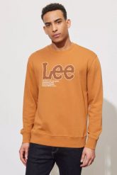 LEE SEASONAL LOGO CREW SWS MĘSKA BLUZA NADRUK CARAMEL L84QTJ99 112322640. Brązowe bluzy męskie Lee, l, bez wzorów, bez ramiączek, bez kaptura. Za 149.99 zł.