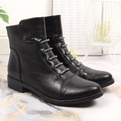 Botki damskie na płaskim obcasie ocieplane czarne Jezzi SA62-16. Czarne botki damskie Jezzi, bez wzorów, ze skóry ekologicznej, bez obcasa, na płaskiej podeszwie, bez zapięcia. Za 104.00 zł.