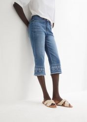 Jeansy 3/4 z haftem. Niebieskie jeansy damskie bonprix, bez wzorów, z jeansu. Za 124.99 zł.