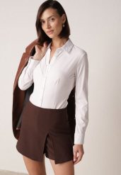 Brązowe Spódnico-Szorty z Wysokim Stanem Zdobione Rozcięciem Crethoesa. Brązowe szorty damskie Born2be, z aplikacjami, z materiału, z podwyższonym stanem. Za 79.99 zł.