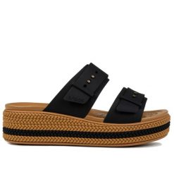 Klapki damskie na platformie Crocs BROOKLYN WOVEN BUCKLE. Brązowe klapki damskie Crocs, na lato, bez wzorów, z materiału, eleganckie, bez obcasa, na platformie, bez zapięcia. Za 219.00 zł.