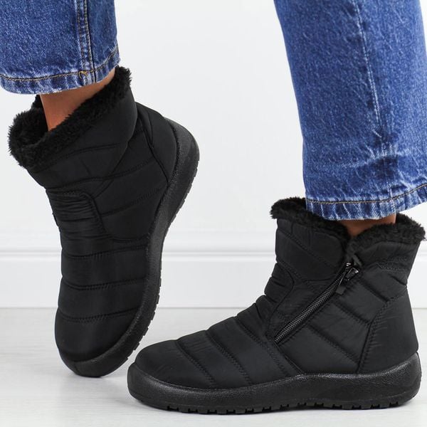 Czarne zimowe wodoodporne śniegowce damskie Jezzi 74853. Czarne śniegowce damskie Jezzi, z jeansu, bez zapięcia. W wyprzedaży za 128.14 zł.