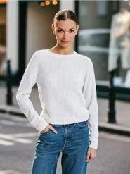 Basic sweter z długimi rękawami - kremowy. Białe swetry nierozpinane damskie Sinsay, l, bez wzorów, bez kołnierzyka, bez ramiączek. Za 39.99 zł.