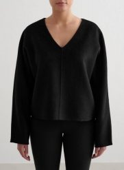 Damska bluza wełniana, dzianinowa, dekolt V, regularny krój czarna. Czarne bluzy damskie Aim'n, xs, bez wzorów, z dzianiny, bez ramiączek, bez kaptura. Za 635.00 zł.