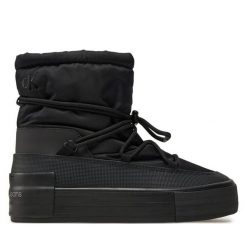 Botki Calvin Klein Jeans. Czarne botki damskie Calvin Klein Jeans, bez wzorów, z jeansu, bez obcasa, na płaskiej podeszwie, bez zapięcia. Za 299.99 zł.