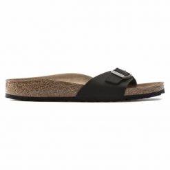Klapki Birkenstock Madrid W 1020060 czarne. Czarne klapki damskie bez wzorów, z materiału, casualowe, bez obcasa, bez zapięcia. Za 605.23 zł.