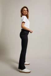Gładkie jeansy bootcut czarne. Czarne jeansy damskie MOODO, bez wzorów, z bawełny. W wyprzedaży za 74.99 zł.