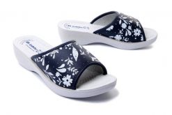 INBLU PL-51 004 granatowy, klapki damskie. Niebieskie klapki damskie Inblu, bez wzorów, bez obcasa, na koturnie, bez zapięcia. Za 86.99 zł.