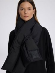 Nylonowy szalik z logo - czarny. Czarne szaliki damskie Reserved, bez wzorów, z nylonu. W wyprzedaży za 129.99 zł.