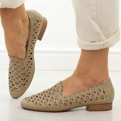 Beżowe skórzane półbuty damskie Jezzi Ol50-1. Brązowe półbuty damskie Jezzi, na lato, w ażurowe wzory, ze skóry, casualowe, z okrągłym noskiem, bez obcasa, na płaskiej podeszwie, bez zapięcia. Za 229.00 zł.