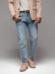 Męskie spodnie jeansowe CARROT FIT z ozdobnymi zaszewkami jasnoniebieskie V1 OM-PADP-0227 L. Niebieskie spodnie sportowe męskie Ombre, l, bez wzorów, z jeansu. Za 406.97 zł.