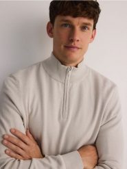 Bawełniany sweter ze stójką - jasnoszary. Szare swetry męskie Reserved, l, bez wzorów, z bawełny, bez kołnierzyka, bez ramiączek. W wyprzedaży za 69.99 zł.