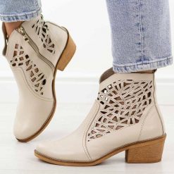 Beżowe skórzane Polskie botki damskie, kowbojki ażurowe na obcasie Deoni Ko-07B. Brązowe botki damskie Deoni, na jesień, w ażurowe wzory, z jeansu, boho, bez obcasa, na obcasie, bez zapięcia. Za 539.00 zł.