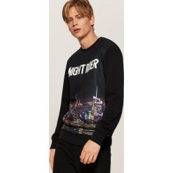 Bluza z fotonadrukiem - Czarny. Czarne bluzy damskie House, l, bez wzorów, bez ramiączek, bez kaptura. Za 79.99 zł.