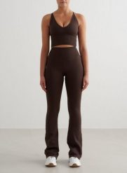 Damskie legginsy rozszerzane, wysoki stan squat proof Shape Seamless czekoladowe. Brązowe legginsy damskie Aim'n, bez wzorów, z dzianiny. Za 339.00 zł.