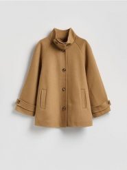 Płaszcz handmade z wełną - beżowy. Brązowe płaszcze damskie Reserved, l, bez wzorów, z tkaniny, bez kołnierzyka, bez kaptura. Za 459.99 zł.