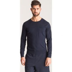 Granatowy sweter męski Armani Exchange z kieszenią. Niebieskie swetry męskie Armani Exchange, l, bez wzorów, bez kołnierzyka, bez ramiączek. Za 168.00 zł.