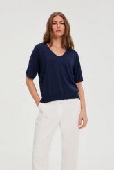 Sweter z krótkimi rękawami granatowy. Niebieskie swetry nierozpinane damskie MOODO, l, bez wzorów, z poliamidu, bez kołnierzyka, bez ramiączek. Za 89.99 zł.