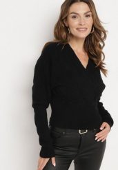 Czarny Sweter z Wiskozą o Kopertowym Kroju z Rękawami Typu Nietoperz Patitha. Czarne swetry nierozpinane damskie Born2be, l, bez wzorów, z jeansu, eleganckie, bez kołnierzyka, bez ramiączek. Za 84.99 zł.