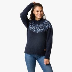 Sweter damski Swedemount Lofoten Wool Knit W. Niebieskie swetry nierozpinane damskie SWEDEMOUNT, bez wzorów, z tkaniny, sportowe, bez kołnierzyka, bez ramiączek. Za 249.99 zł.