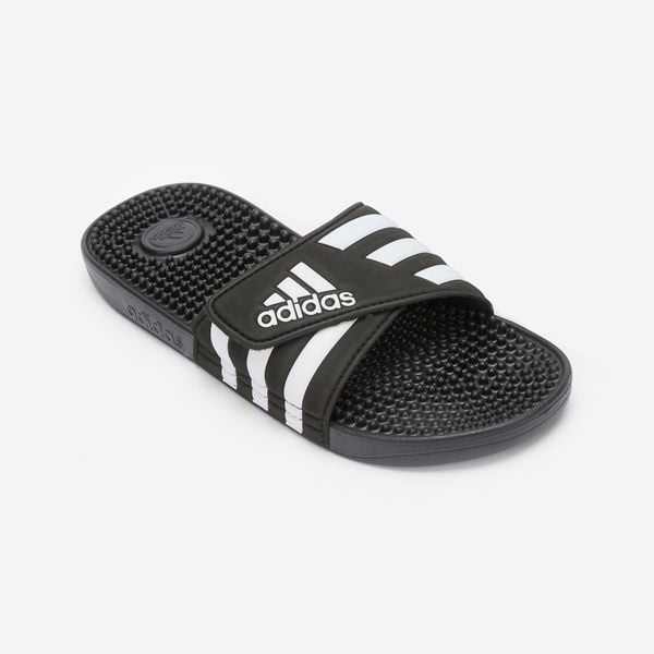 Klapki basenowe ADIDAS ADISSAGE. Białe klapki damskie Adidas, bez wzorów, z materiału, bez obcasa, bez zapięcia. Za 119.99 zł.