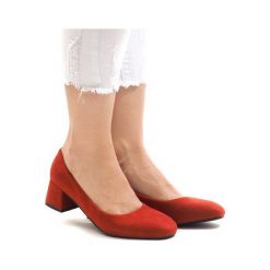Czerwone zamszowe czółenka na słupku H343-1. Czerwone czółenka damskie ButyModne, bez wzorów, z zamszu, eleganckie, bez obcasa, na słupku, bez zapięcia. Za 69.00 zł.