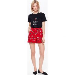 SZORTY DAMSKIE TKANINOWE W KWIATY, Z WIĄZANIEM W PASIE. Czerwone szorty damskie TOP SECRET, bez wzorów, z tkaniny, eleganckie. W wyprzedaży za 34.99 zł.