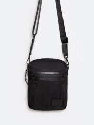 Torba męska typu crossbody czarna Wotino 906. Czarne torby na ramię męskie BIG STAR, z gumy, na ramię, małe. W wyprzedaży za 139.99 zł.