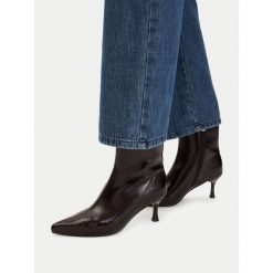 Botki DeeZee. Czerwone botki damskie DeeZee, bez wzorów, bez obcasa, na szpilce, bez zapięcia. Za 189.99 zł.