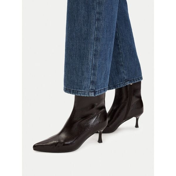 Botki DeeZee. Czerwone botki damskie DeeZee, bez wzorów, bez obcasa, na szpilce, bez zapięcia. Za 189.99 zł.