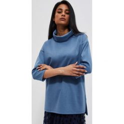 Bluza z golfem ciemnoniebieska. Niebieskie bluzy damskie MOODO, m, bez wzorów, z elastanu, bez ramiączek, bez kaptura. W wyprzedaży za 29.99 zł.