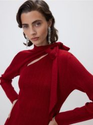 Sweter z ozdobnym wiązaniem - czerwony. Czerwone swetry nierozpinane damskie Reserved, l, bez wzorów, z dzianiny, bez kołnierzyka, bez ramiączek. Za 129.99 zł.