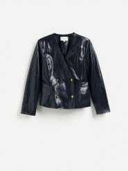 Marynarka z połyskiem - granatowy. Niebieskie marynarki i żakiety damskie Reserved, bez wzorów, z materiału, bez kołnierzyka, bez ramiączek. Za 259.99 zł.