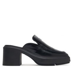 Klapki Calvin Klein. Czarne klapki damskie Calvin Klein, bez wzorów, bez obcasa, bez zapięcia. Za 649.99 zł.
