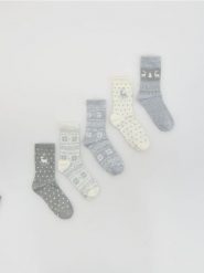 Skarpetki ze świątecznym motywem 5 pack - beżowy. Brązowe skarpetki damskie Reserved, bez wzorów. Za 49.99 zł.