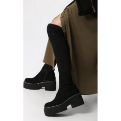 Czarne Kozaki Lauretta. Czarne kozaki damskie Born2be, bez wzorów, za kolano, bez obcasa, na obcasie, bez zapięcia. Za 189.99 zł.
