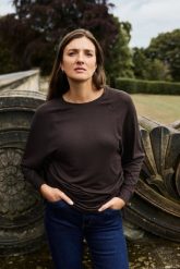 Gładki sweter brązowy. Brązowe swetry nierozpinane damskie MOODO, l, bez wzorów, z elastanu, bez kołnierzyka, bez ramiączek. Za 89.99 zł.