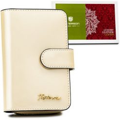 Portfel skórzany Peterson PTN 1N-602 beżowy. Brązowe portfele damskie Peterson, z lakierowanej skóry. Za 119.99 zł.